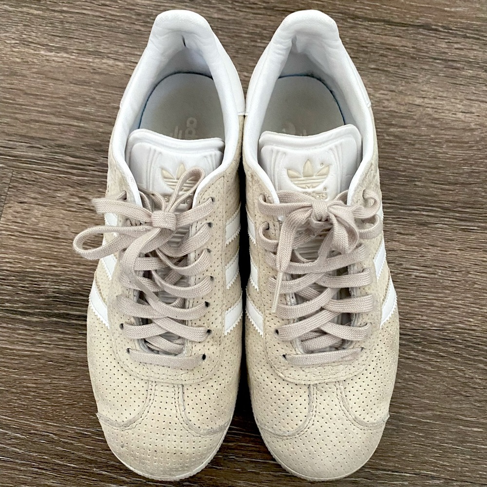 Adidas Gazelle Tennis shoes in Beige